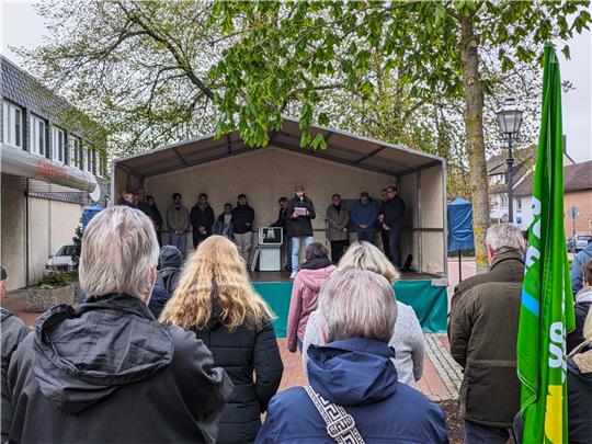 Stefan Schlechtweg (FDP) während seiner Rede auf dem Freiheitsplatz zum Thema „Für Demokratie und Toleranz“. Foto: Raksch