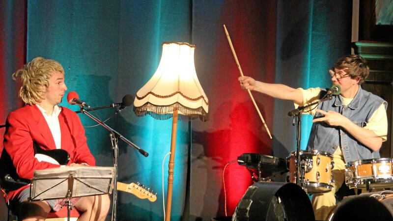Stefan Schramm an der Gitarre und Christoph Walther am Schlagzeug werden auf der Bühne zu Ines Fleiwa und Cordula Zwischenfisch.