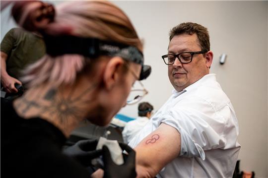 Stefan Schwartze lässt sich ein Organspende-Tattoo stechen.