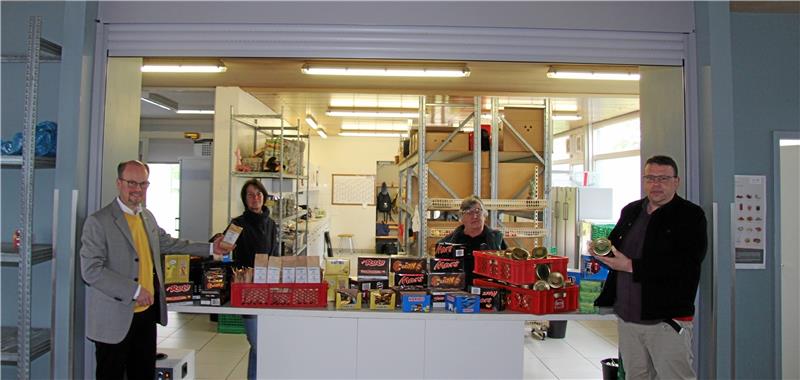 Stefan Vogt, Kirsten Neveling, Edeltraut Breeger und Lothar Skriwanek ( v. li.)bei der Spendenübergabe.  Foto: Hohaus