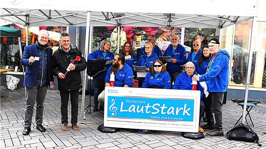 Stefan Voigt, Geschäftsführer der Diakonischen Beratungsdienste Goslar, und Bürgermeister Axel Siebe eröffnen die Stadttombola.