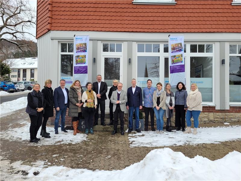 Diakonische Dienste öffnen neues Büro in Bad Harzburg Stefan Voigt (Mitte, graues Jackett) begrüßt zur Eröffnung des neuen Diakonie-Büros Kooperationspartner, Mitarbeiter und Gäste. Foto: Exner