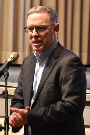 Hahnenklee ringt um sein politisches Sprachrohr Mann in dunklem Sakko und hellblauem Hemd steht vor Mikrofon und hält die Hände zusammen