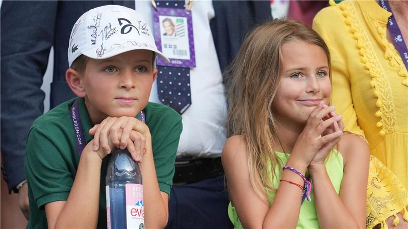 Stefan und Tara unterstützen ihren Vater Novak Djokovic von der Tribüne.