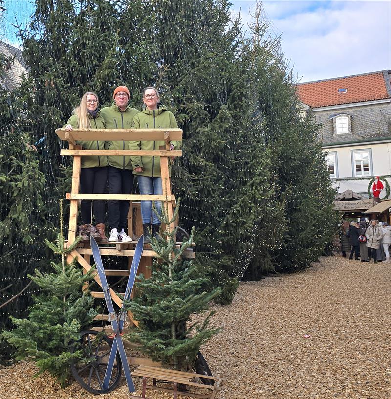 Erster Besucheransturm in Goslar dieses Wochenende erwartet Stefanie Dreßler (v.l.), Jan Simon und Janette Ben Mrad vom GMG-Veranstaltungs-Team haben den Hochsitz beim Weihnachtswald dekoriert.