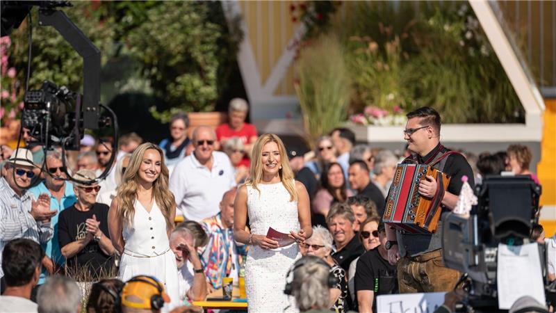 Ex-Frau Hertel moderiert für Mross: „Wir denken an dich!“ Stefanie Hertel moderiert die Sendung „Immer wieder sonntags“ bei Sommerwetter.