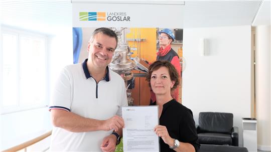 Stefanie Leßmann übernimmt einen Kassenarztsitz in Bad Harzburg. Landrat Dr. Alexander Saipa übergibt ihr den Förderbescheid.