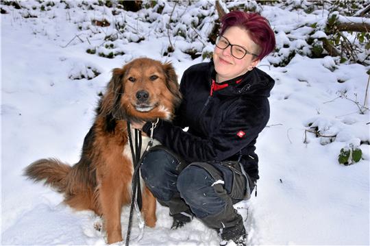 Stefanie Pietsch (38) und Buddy (9) bei einem Spaziergang im Schnee.