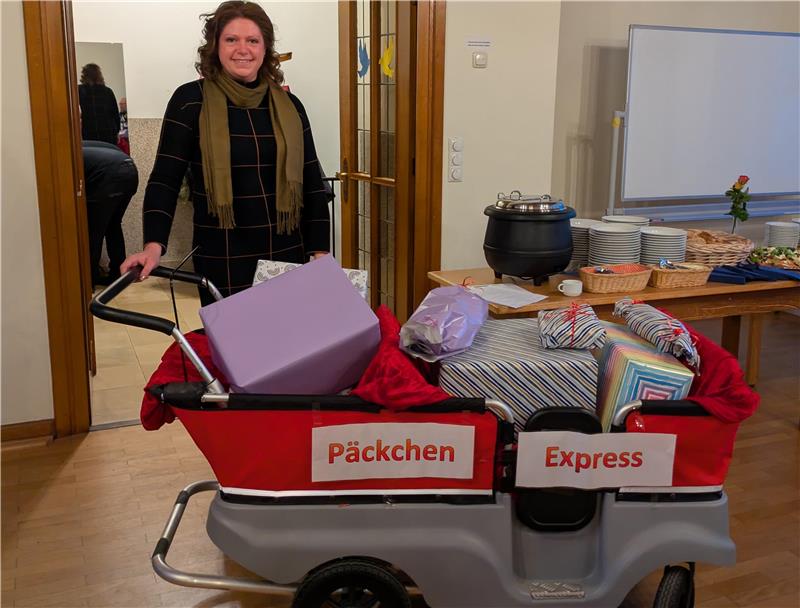 18.500 Euro für Misereor-Schulprojekt im Südsudan erwirtschaftet Stefanie Sandau präsentiert den Päckchenexpress, der künftig ganzjährig im Einsatz ist und Überraschungspäckchen abholt.