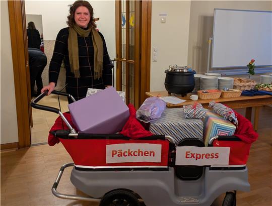 Stefanie Sandau präsentiert den Päckchenexpress, der künftig ganzjährig im Einsatz ist und Überraschungspäckchen abholt.