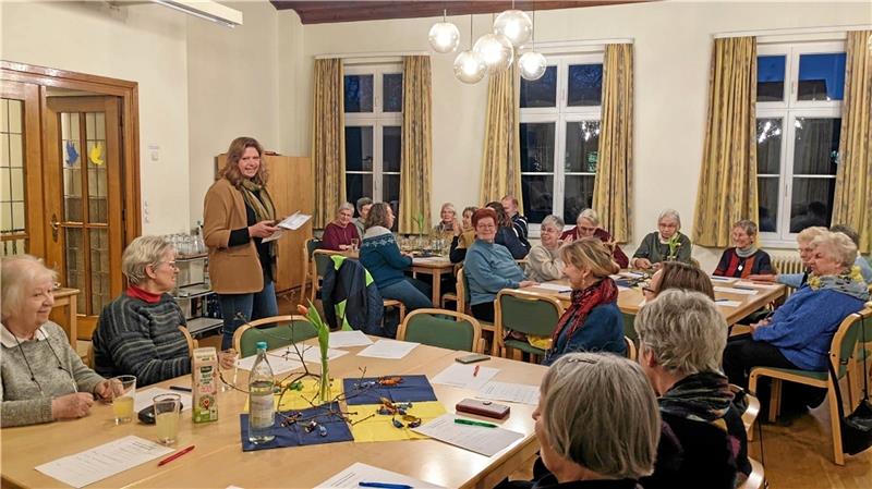 Stefanie Sandau, (stehend), Leiterin der Diakonie im Braunschweiger Land, Kreisstelle Goslar, spricht an die fleißigen Mitglieder des Ökumenischen Arbeitskreises Weihnachtsmarkt einen großen Dank aus. Sie bestücken den Stand mit Handarbeiten, Marmelade, Säften und Überraschungspäckchen. Foto: Privat