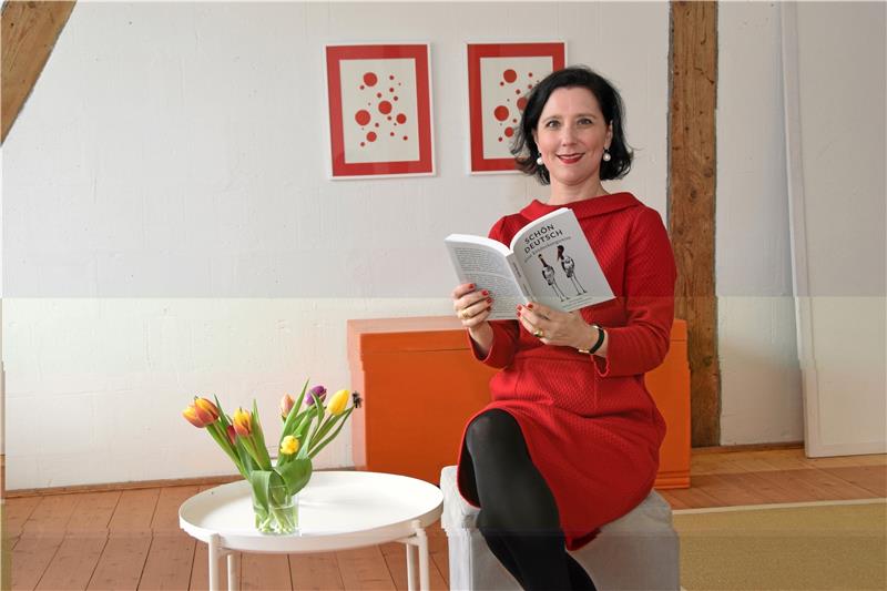 Stefanie von Wietersheim, geboren 1970 in Frankfurt am Main, wuchs in Bielefeld auf, lebte über Jahre in Paris, ist Kulturjournalistin, Buchautorin und engagiert sich stark für die „Lewer Däle“. Sie hat bei der Passauer Neuen Presse gelernt, ist bekannt für Reportagen und die Kolumne „Wohn-Knigge“ für die Frankfurter Allgemeine Sonntagszeitung (FAS).  Foto: Kleine