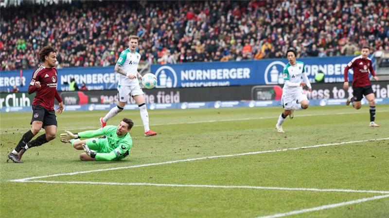 Stefanos Tzimas (r) gelingt die Nürnberger Führung.