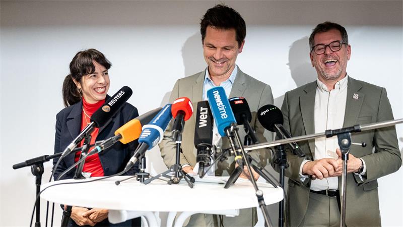 Steffen Krach (SPD, M), Berliner SPD-Fraktions- und Landesvorsitzender, Elif Eralp, Fraktionsvorsitzende der Partei Die Linke im Berliner Abgeordnetenhaus, und Werner Graf (Bündnis 90/Die Grünen), Co-Vorsitzender der Grünen Fraktion im Berliner Abgeordnetenhaus, geben eine Pressekonferenz im Haus der Statistik in Berlin. Anlass ist die Einigung bei den Sondierungsgesprächen nach der Wahl zum Abgeordnetenhaus.