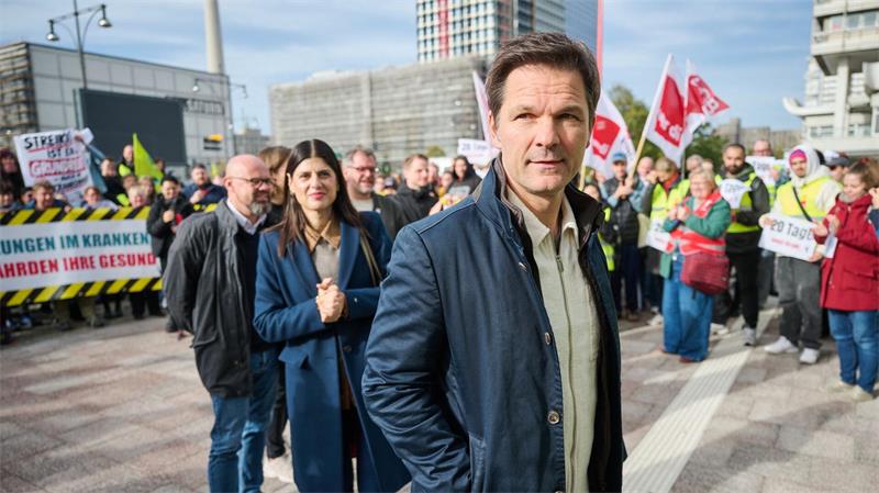 Klinikaffäre führt Ermittler bis in den Bundestag Steffen Krach (SPD) ist heute Fraktionsvorsitzender der SPD-Fraktion im Berliner Abgeordnetenhaus und steht vor dem Beginn der Sondierungsgespräche für eine Regierungsbildung aus Linken, Grünen und SPD. Die Vorwürfe trafen ihn kurz vor der Wahl zur Unzeit.