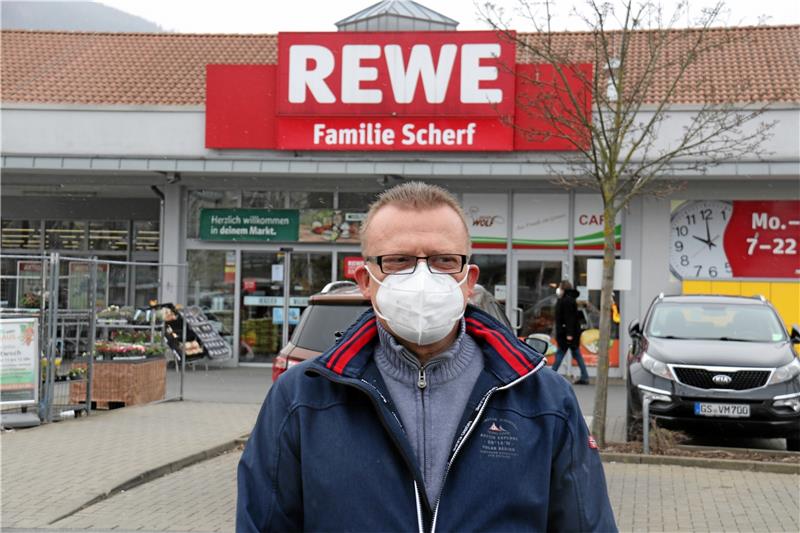 Goslarer behalten die Maske vorm Gesicht – auch ohne Pflicht Steffen Tschirner trägt beim Einkaufen auch weiterhin die Maske. „Das Virus ist noch nicht bekämpft“, meint er. Fotos: Skuza, Hartmann