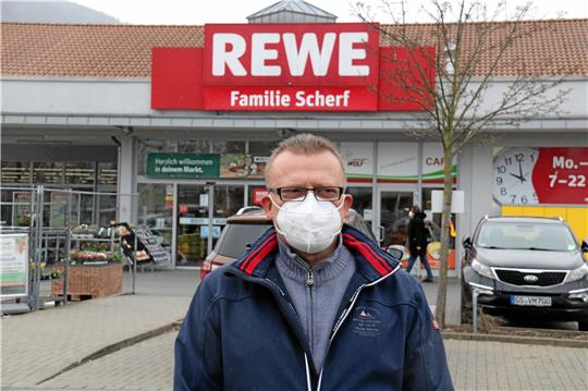 Steffen Tschirner trägt beim Einkaufen auch weiterhin die Maske. „Das Virus ist noch nicht bekämpft“, meint er. Fotos: Skuza, Hartmann