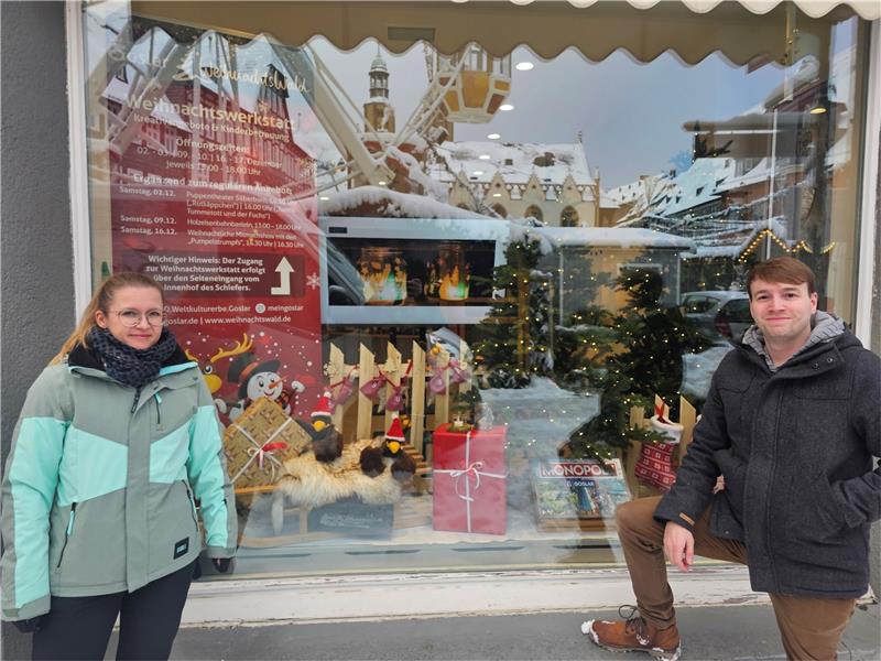 Weihnachtsmarkt: Licht und Schatten des Wintereinbruchs Steffi Dreßler (GMG) und André Fuchs (Mach-Mit-Haus) vor der Weihnachtswerkstatt. Foto: Sowa