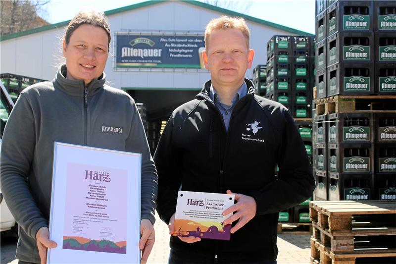 Altenauer Brauerei behält Siegel „Typisch Harz“ Steffi Kilian nimmt für die Altenauer Brauerei die Auszeichnung „Typisch Harz“ von Andreas Lehmberg entgegen. Foto: Knoke