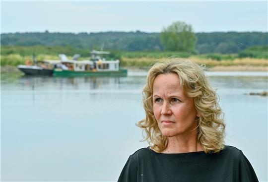 Steffi Lemke (Bündnis 90/Die Grünen), Bundesumweltministerin, schaut in die Ferne.