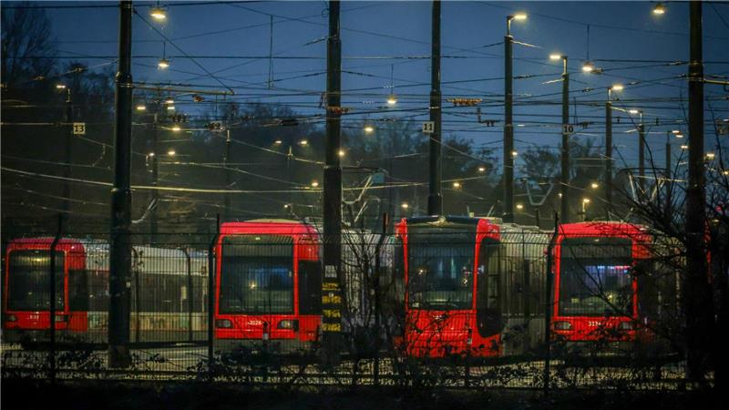Stehen statt fahren - Straßenbahnen am Samstagmorgen in einem Depot in Bremen.