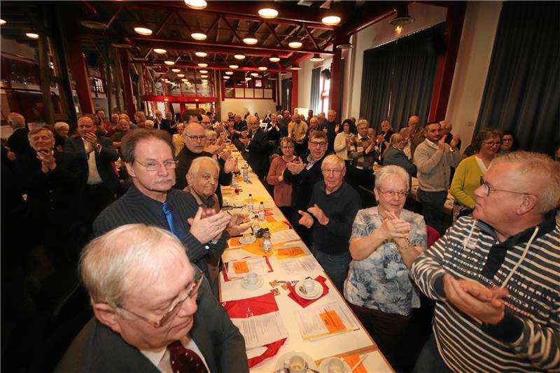 Oesterhelwegs Abschied von Wolfenbüttels CDU-Kreisspitze Stehende Ovationen: Die Parteimitglieder im Saal erheben sich von ihren Plätzen, um Frank Oesterhelweg zu applaudieren.