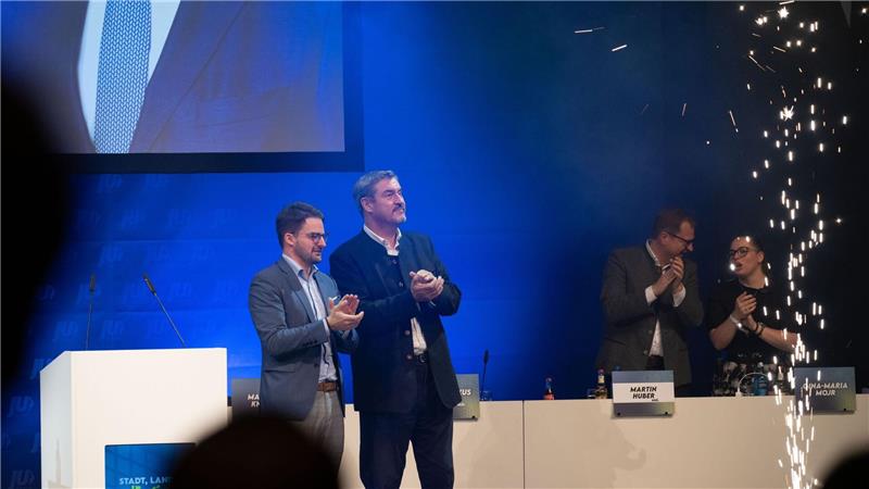Stehende Ovationen für Markus Söder bei der Ju - in der Aussprache musste sich der CSU-Chef aber vom Parteinachwuchs auch einige kritische Kommentare anhören. (Archivbild)