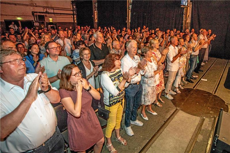 Goslars Musical: Bühnenreife Leistung und ein Bruder aus Italien Stehende Ovationen sind für „Soho Cinders“ die Regel: Bei der Premiere feiert die alte Schlosserei eine Gala-Vorstellung des Ensembles. Foto: Schenk