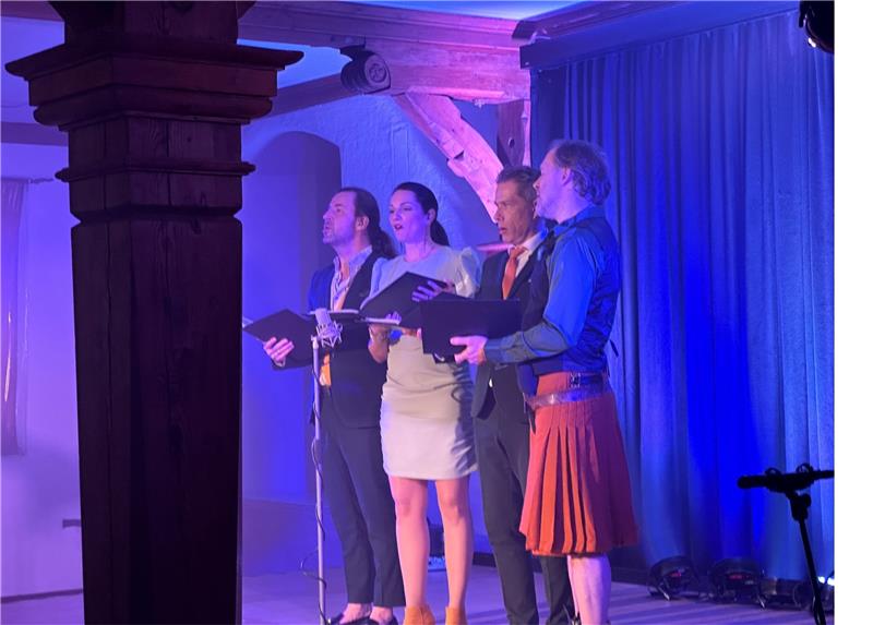 Bad Harzburg: Ein fantastischer Gesang mit ganz viel Humor Stehende Ovationen vom Publikum (kl. Foto) bekommen Jan Melzer, Sanna Nyman, Tobias Hanf und Frank Valet (v.l.) von der A-cappella-Gruppe LaLeLu für ihre Unterhaltung vom Feinsten im Bündheimer Schloss. Fotos: Eggers