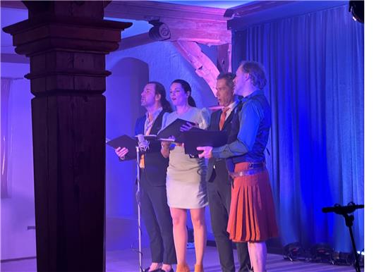 Stehende Ovationen vom Publikum (kl. Foto) bekommen Jan Melzer, Sanna Nyman, Tobias Hanf und Frank Valet (v.l.) von der A-cappella-Gruppe LaLeLu für ihre Unterhaltung vom Feinsten im Bündheimer Schloss. Fotos: Eggers