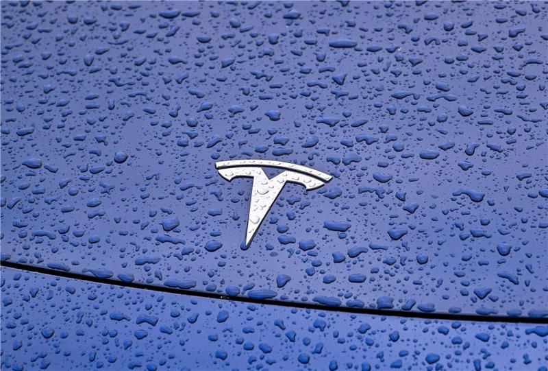 Stellenabbau bei Tesla - Experte erwartet „Durchhänger-Jahr” Steht Tesla im Regen? Der US-Hersteller will mehr als zehn Prozent seiner Stellen weltweit abbauen.