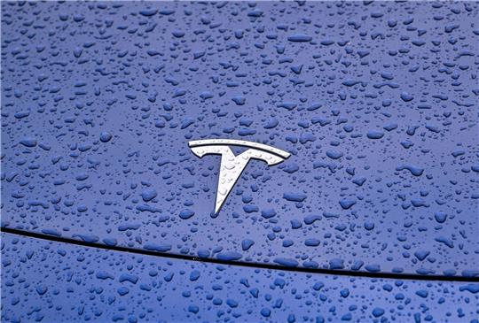 Steht Tesla im Regen? Die vergangenen Wochen waren turbulent für den Elektroauto-Vorreiter.
