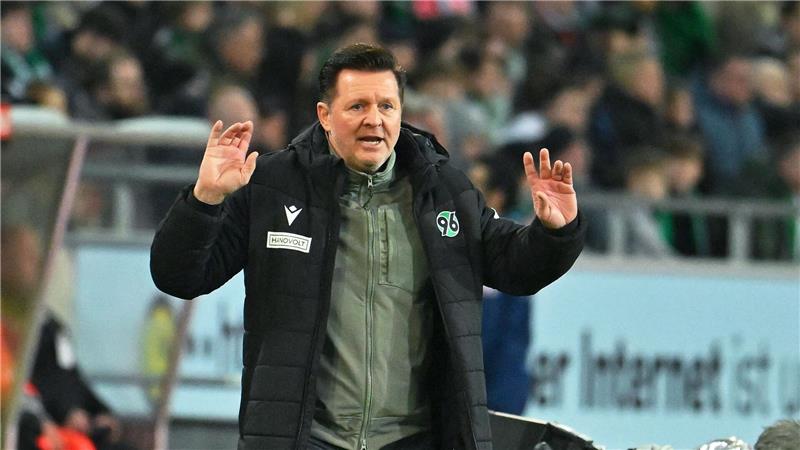 Steht mit Hannover 96 vor einem Topspiel: Trainer Christian Titz. (Archivbild)