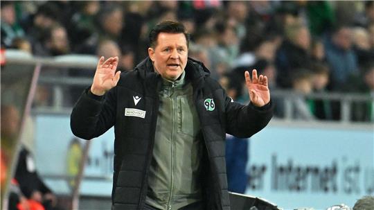 Steht mit Hannover 96 vor einem Topspiel: Trainer Christian Titz. (Archivbild)