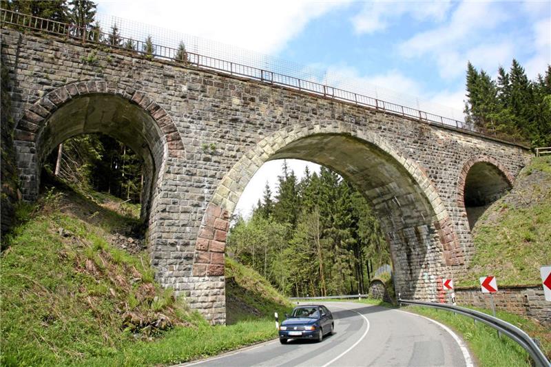 Steht unter Denkmalschutz und muss daher mit Fingerspitzengefühl saniert werden: Viadukt im Hellertal. Foto: GZ-Archiv
