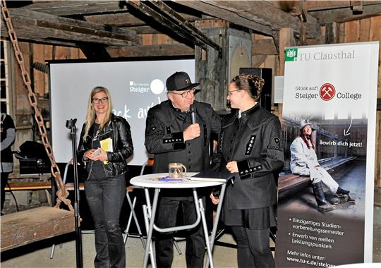 Steiger-Abend im Pferdegaipel: Aufsteigerin Angela Binder spricht nach ihrem Vortrag mit Prof. Oliver Langefeld. Beide erhalten den Steiger-Preis. Im Hintergrund ist Moderatorin Annerose Dietz. Foto: Wruck/TU Clausthal