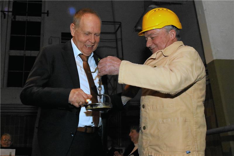 Harzer Welterbe-Abschied mit Goslarer Ehrennadel für Gerhard Lenz Steigerlied-Interpret Dr. Axel Koch macht den Miner’s-Rock-Frosch zum Geschenk.