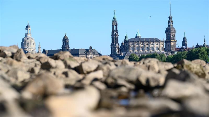 Steine liegen am ausgetrockneten Ufer der Elbe vor der historischen Altstadtkulisse von Dresden. Der Pegel der Elbe in Dresden beträgt momentan 66 Zentimeter.