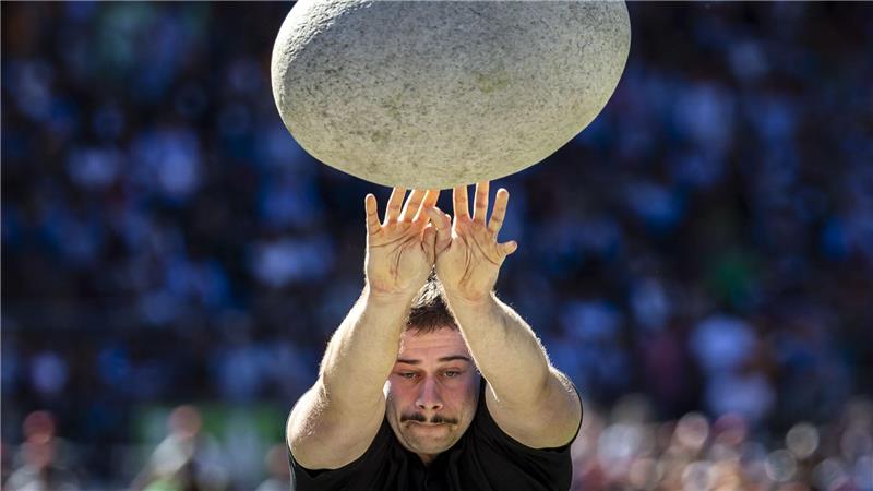 Steinewerfer: Mauro Betschart in Aktion im Unspunnen-Finale im Rahmen des Eidgenössischen Schwing- und Älplerfest in Mollis in der Schweiz.