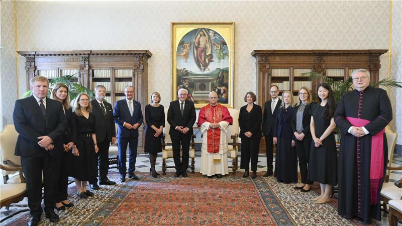 Steinmeier: Papst kann wichtiger Vermittler in Krisen sein Steinmeier reiste mit seiner Ehefrau zum Pontifex.