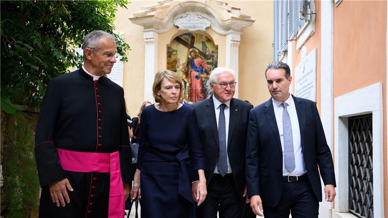 Steinmeier: Papst kann wichtiger Vermittler in Krisen sein Steinmeier und seine Frau Elke Büdenbender im Vatikan.