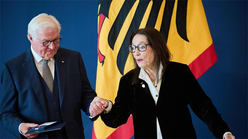 Steinmeier würdigt Einsatz für Demokratie und Zusammenhalt Steinmeier würdigte die gebürtige Griechin nicht nur für ihr künstlerisches Wirken, sondern auch für ihr Engagement in der Politik.