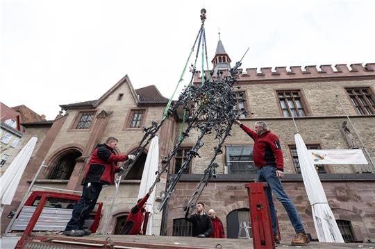 Steinmetze legen den Baldachin vom Gänselieselbrunnen auf einen Transportanhänger.