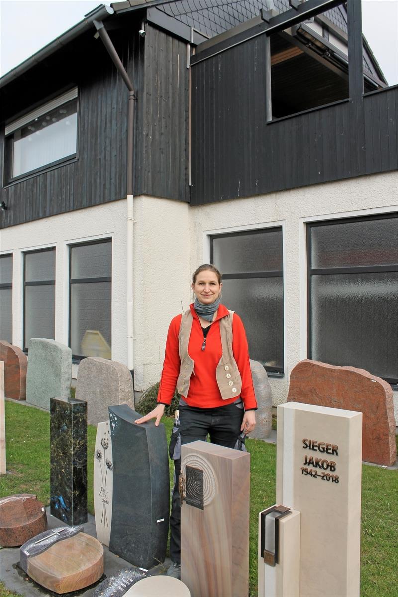 Steinmetzmeisterin Jeanette Götze präsentiert stolz einige Werke.  Foto: Eggers