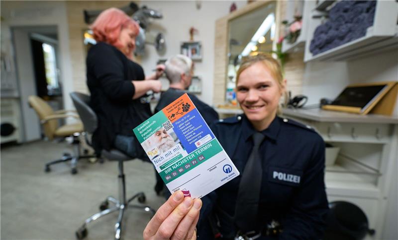Stella Giese (r), Sachbearbeiterin Prävention bei der Polizei, hält Terminzettel mit Hinweisen auf den sogenannten Enkeltrick und Schockanrufe in der Hand.