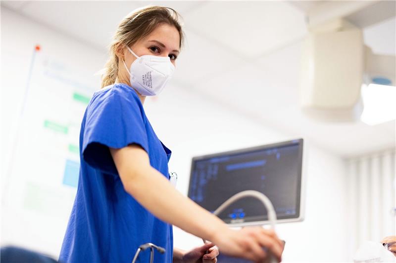 Ärztin arbeitet mit Tourette-Syndrom in der Notaufnahme Stella Lingen ist angehende Ärztin und arbeitet mit Tourette-Syndrom in der Krankenhaus-Notaufnahme einer Klinik.