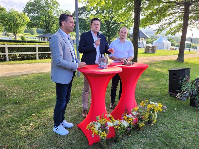 Stellen sich den Bürgerfragen (v.l.): Olaf Lies, Dr. Thorsten Kornblum und Christoph Willeke. Foto: Exner