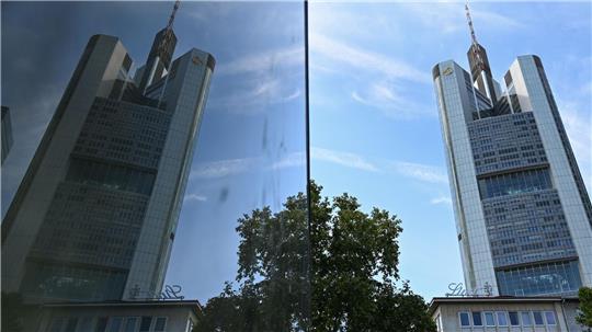 Stellenabbau und steigende Gewinne sollen der Commerzbank die Eigenständigkeit bewahren. (Archivbild)