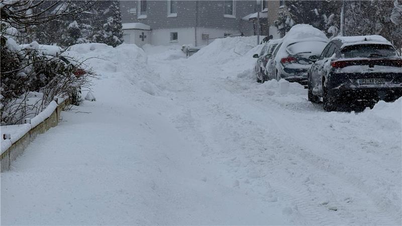 Stellenweise kommt der Winterdienst mit dem Räumen nicht hinterher. Hier zu sehen der Schlesierweg in Braunlage.