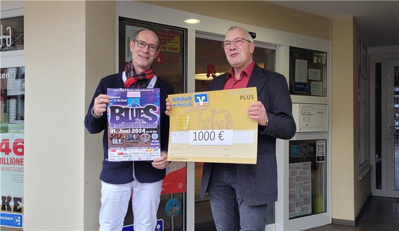 Stellvertretend für Rotary und Lions überreicht Wolfgang Albrecht (l.) den Scheck an Bernd Weidenfeller.